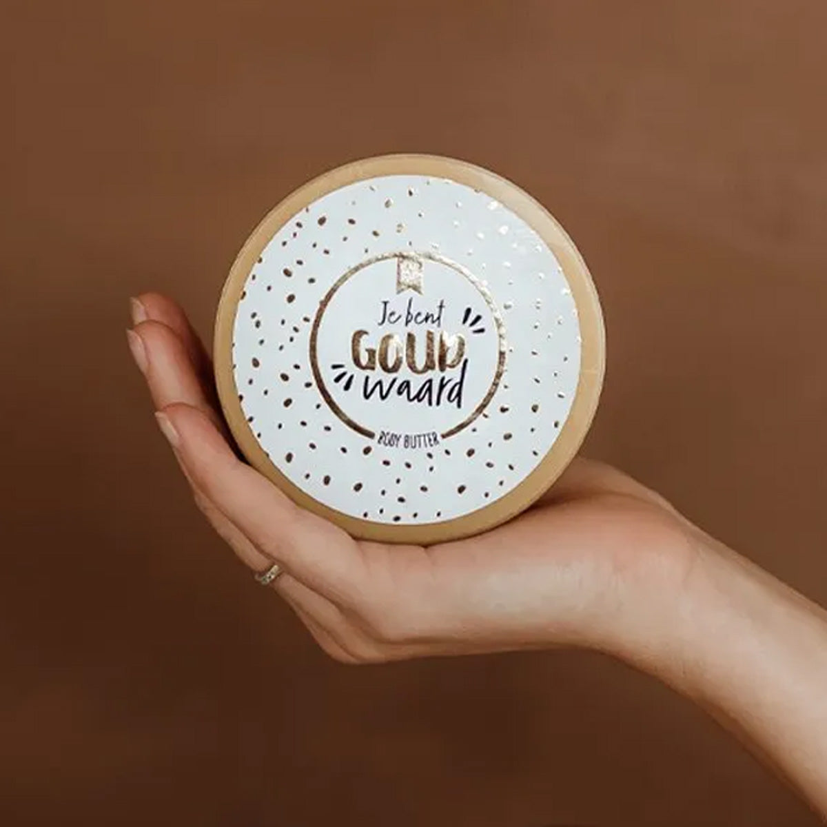 Cadeau body butter met gouden details, omringd door bloemen – perfect cadeau voor moeder, vriendin of oma