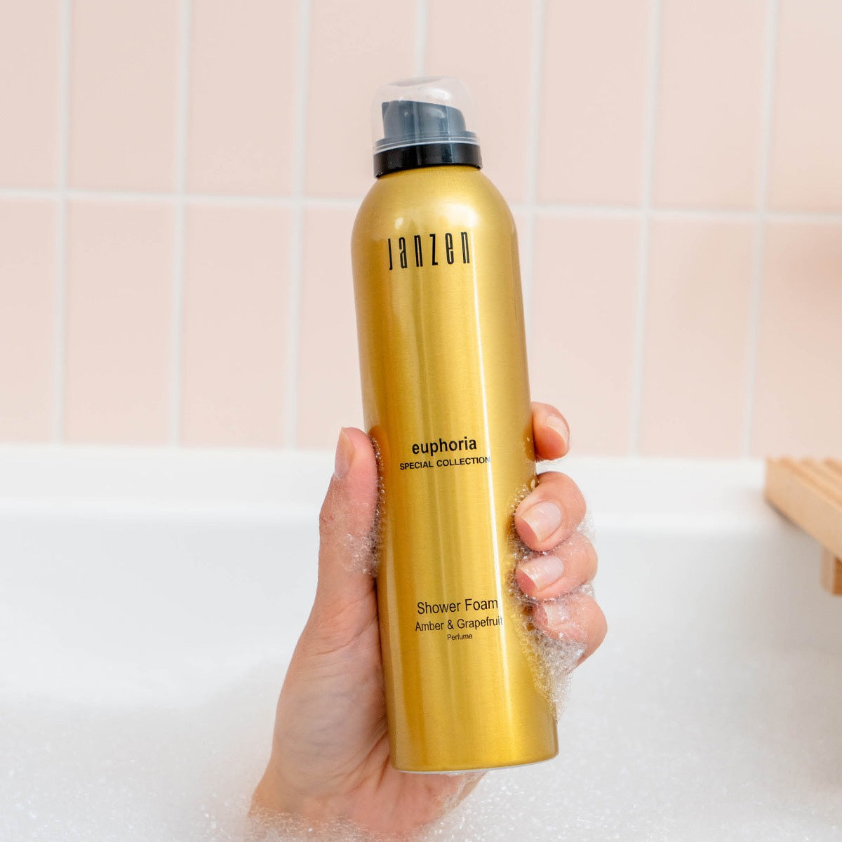 Fles Janzen Shower Foam Euphoria โ luxe vegan doucheschuim met amber en grapefruit, in gouden fles van 200 ml