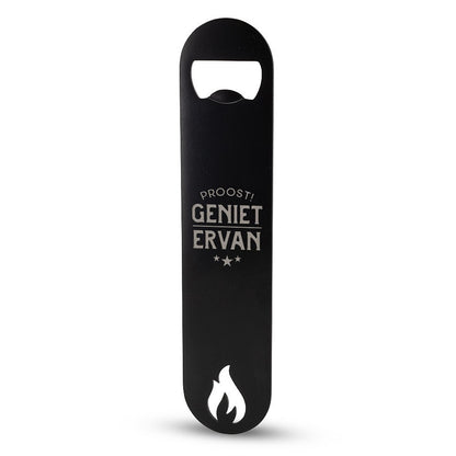 Zwarte RVS flesopener met tekst Proost Geniet ervan en vlam icoon
