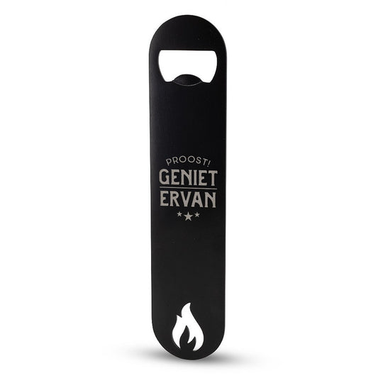 Zwarte RVS flesopener met tekst Proost Geniet ervan en vlam icoon