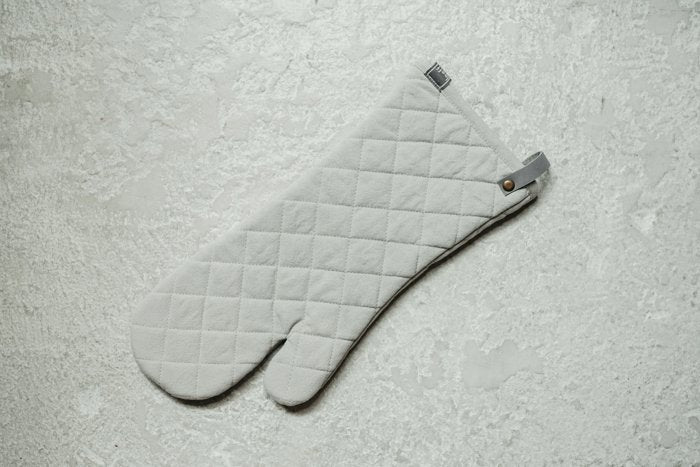 Oven Glove Olivia Light Grey - Want jij bent goud waard van Leeff