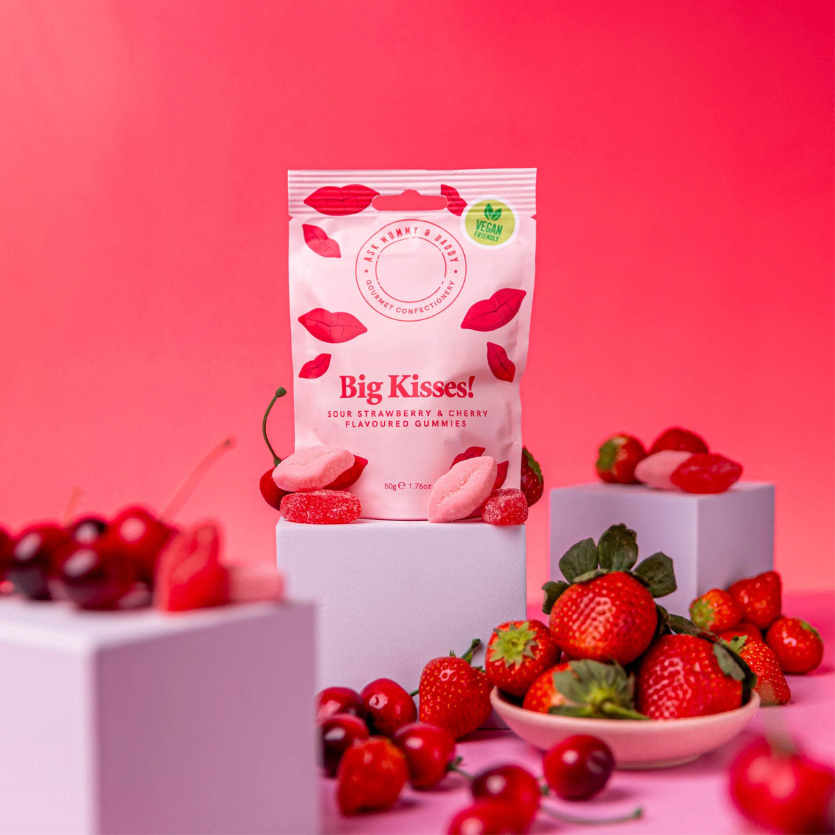 zakje snoep met daarop de tekst big kisses met daarin snoepjes in de vorm van lipjes