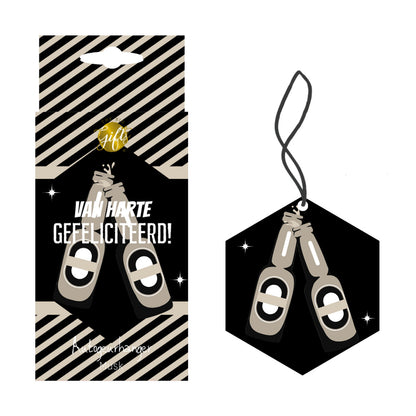 Autogeurhanger van harte gefeliciteerd met twee bierflesjes die proosten