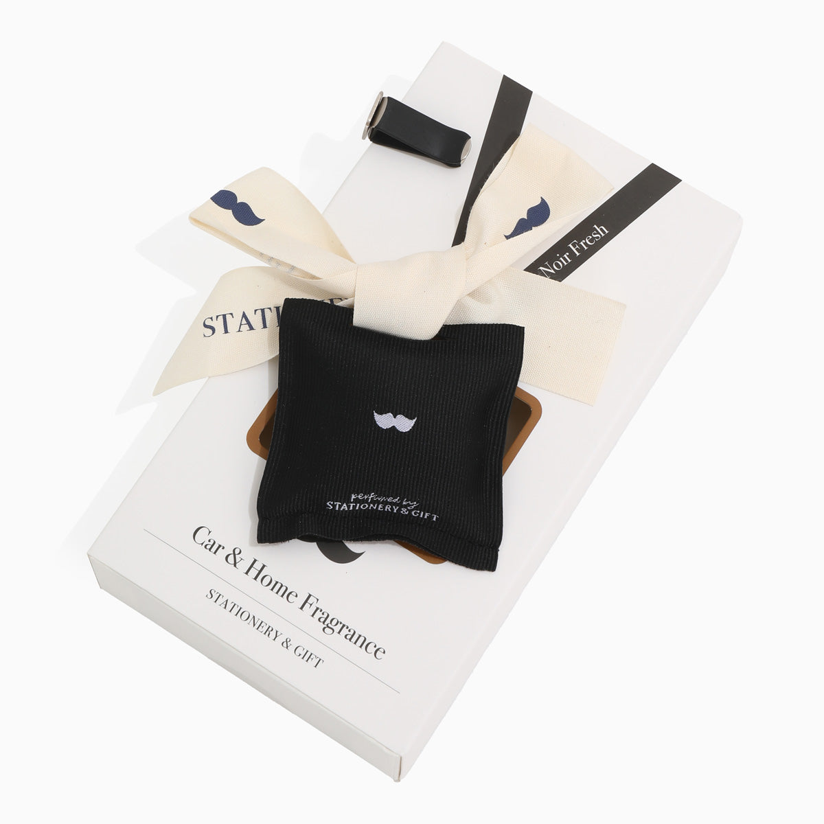 Autoparfum met snor in zwart katoenen geurzakje met lint