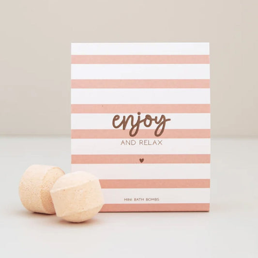 Roze wit doosje Enjoy and Relax met 3 mini badbommen