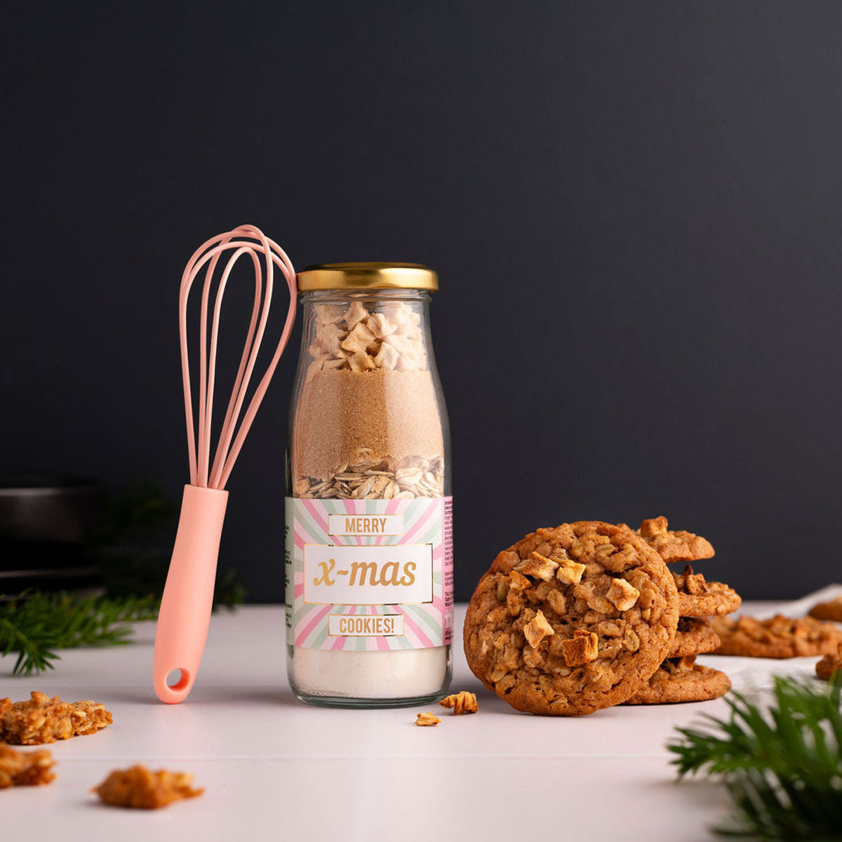 bakflesje voor kerst met een garde om koekjes te bakken