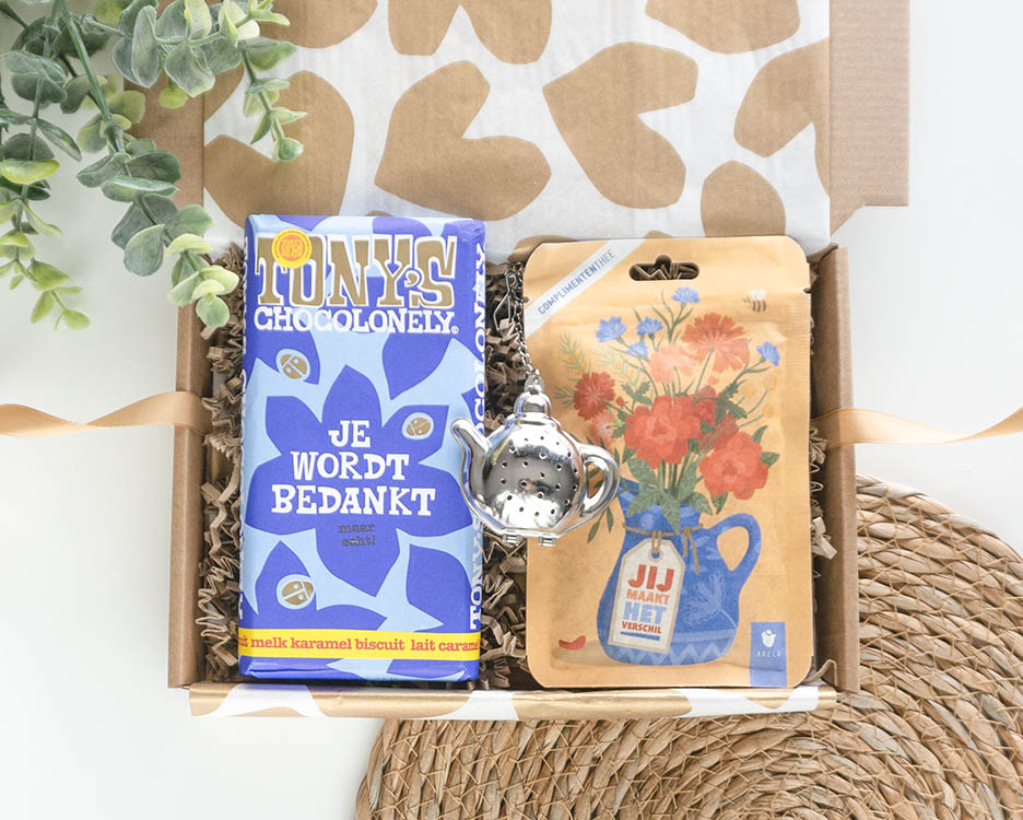 Bedankje door de brievenbus met Tony Chocolonely je wordt bedankt melk karamel biscuit en thee jij maakt het verschil