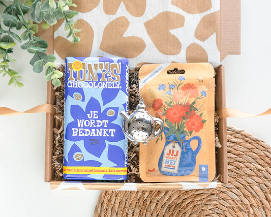 Bedankje door de brievenbus met Tony Chocolonely je wordt bedankt melk karamel biscuit en thee jij maakt het verschil