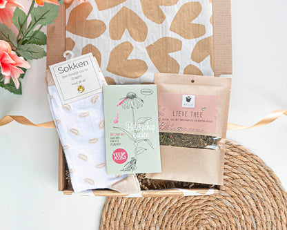 Beterschapscadeau brievenbus met lieve thee, kusjes sokken maat 36-40 en bloemenzaden beterschap zaaien