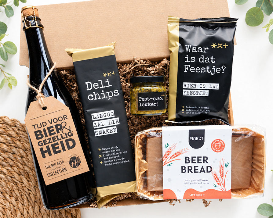 Bier cadeau voor man met Belgisch pils, hartige snacks en Pineut bierbrood bakmix