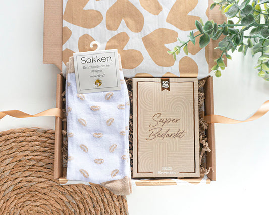 Brievenbus cadeau bedankt met sokken met kusjes en geurzakje Super Bedankt