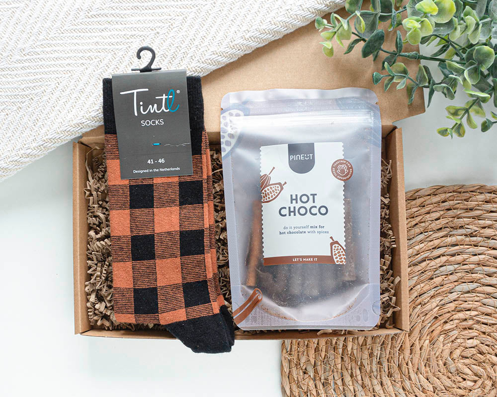 Brievenbuscadeau Een Warme Verrassing voor man met Pineut Hot Choco en TINtl sokken naar keuze