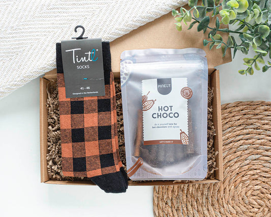 Brievenbuscadeau Een Warme Verrassing voor man met Pineut Hot Choco en TINtl sokken naar keuze