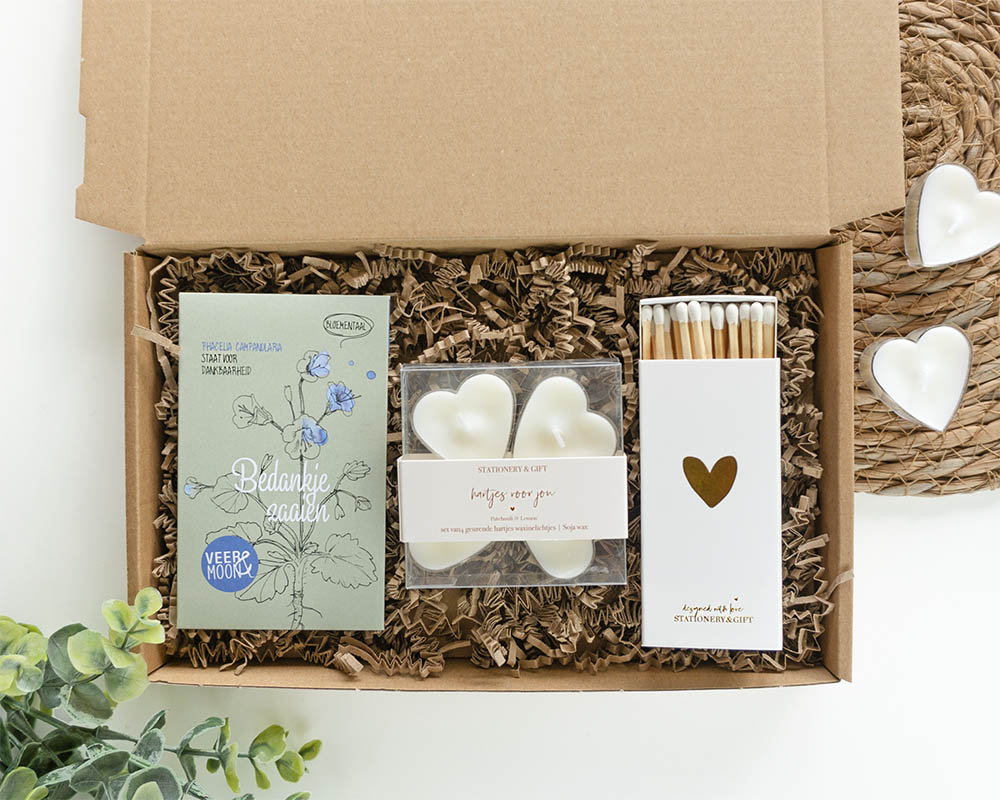 klein bedankje door de brievenbus met daarin bloemzaden met de tekst bedankje zaaien, waxinelichtjes in de vorm van een hart en lucifers met daarop een gouden hartje