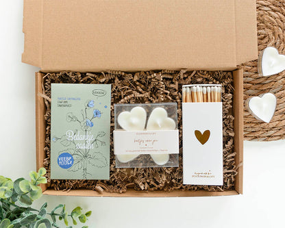 klein bedankje door de brievenbus met daarin bloemzaden met de tekst bedankje zaaien, waxinelichtjes in de vorm van een hart en lucifers met daarop een gouden hartje