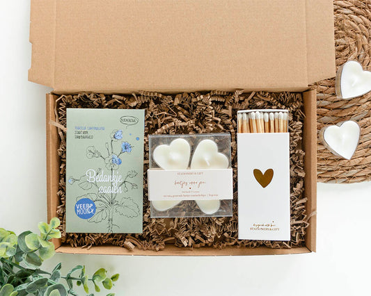 klein bedankje door de brievenbus met daarin bloemzaden met de tekst bedankje zaaien, waxinelichtjes in de vorm van een hart en lucifers met daarop een gouden hartje