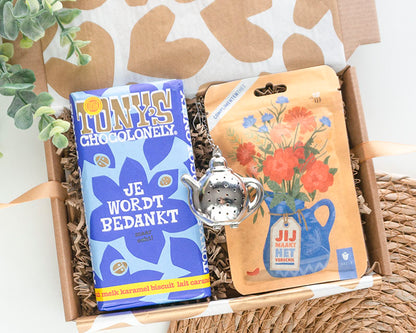 Brievenbuscadeau bedankt jij maakt het verschil met theezeef theepot en zakje thee 20 gram