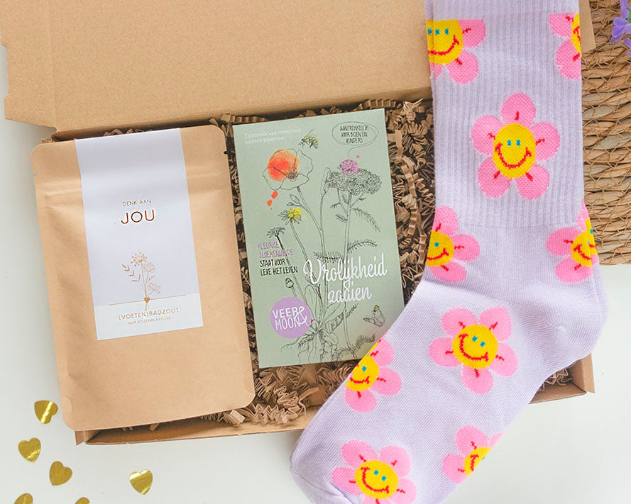 beterschap cadeau denk aan jou met leuke sokken, bloemzaden en badzout
