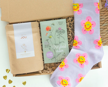 beterschap cadeau denk aan jou met leuke sokken, bloemzaden en badzout