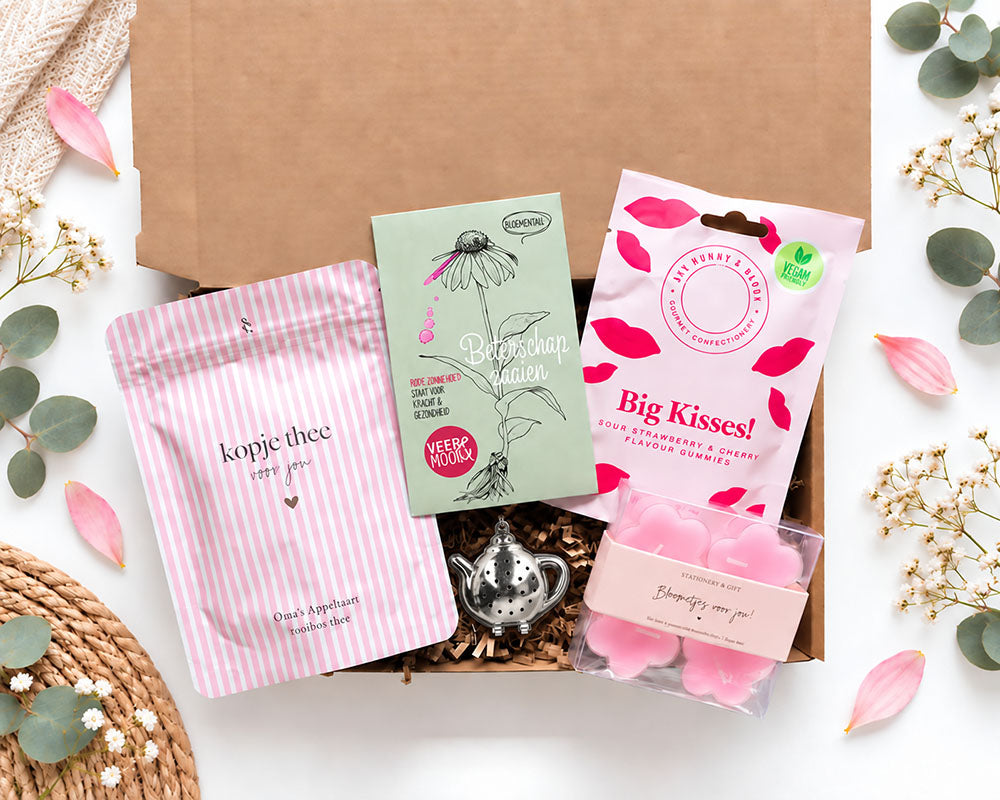 beterschapspakketje door de brievenbus met thee, snoepjes, bloemzaden, waxinelichtjes in de vorm van bloemen en een thee-ei 