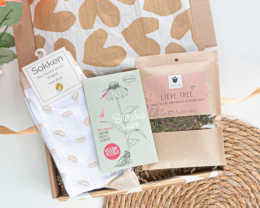 Brievenbuscadeau beterschap zaaien met rode zonnehoed zaden voor kracht en gezondheid en thee met rozen