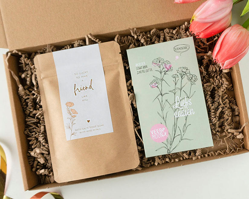 Lief brievenbuscadeau met daarin cadeaus voor vriendinnen. 