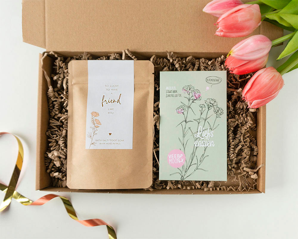 brievenbuscadeau voor vriendin met daarin een zakje badzout met de tekst so lucky to have a friend like you en een zakje zaden met de tekst liefs zaaien.