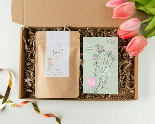 brievenbuscadeau voor vriendin met daarin een zakje badzout met de tekst so lucky to have a friend like you en een zakje zaden met de tekst liefs zaaien.
