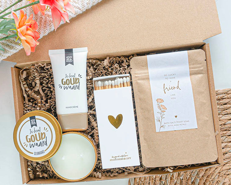 brievenbuscadeau cadeau vriendin jij bent goud waard met badzout, handcrème, kaars en lucifers