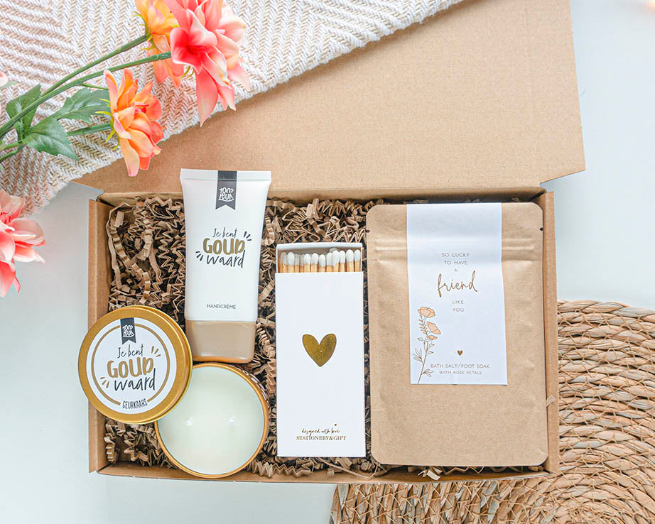cadeau voor vriendin met gouden details – brievenbuscadeautje met kaars, badzout en handcrème