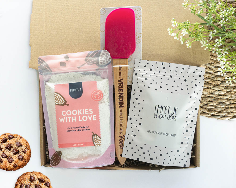 Brievenbuscadeau Cookies With Love met Pineut bakmix, thee in zak en bakspatel met tekst