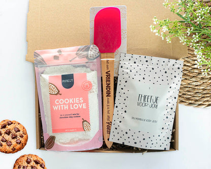 Brievenbuscadeau Cookies With Love met Pineut bakmix, thee in zak en bakspatel met tekst