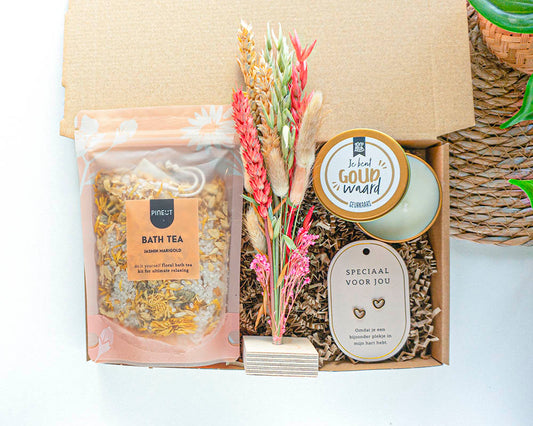 Brievenbuscadeau Een Lief Gebaar met Pineut bath tea, droogbloemenboeketje en geurkaars Je Bent Goud Waard
