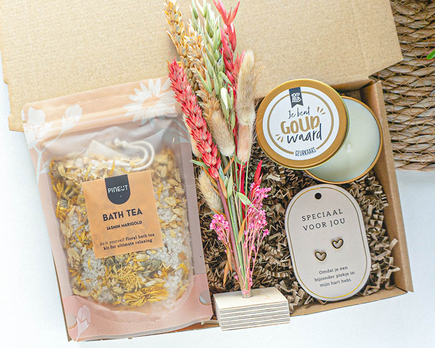Hartjes oorbellen speciaal voor jou goud of zilver in brievenbuscadeau met bath tea jasmin marigold en geurkaars en droogbloemen