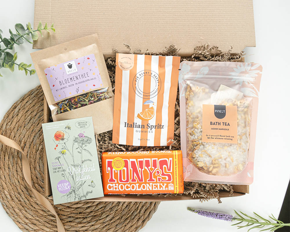 Cadeaupakket Een Vrolijke Verrassing met bloementhee, Italian Spritz snoep, Tony Chocolonely en bath tea