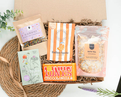 Cadeaupakket Een Vrolijke Verrassing met bloementhee, Italian Spritz snoep, Tony Chocolonely en bath tea