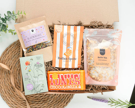 Cadeaupakket Een Vrolijke Verrassing met bloementhee, Italian Spritz snoep, Tony Chocolonely en bath tea