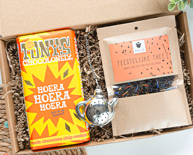 Vrolijk gefeliciteerd cadeau met chocolade, thee en theepot-thee-ei van Postkadoos