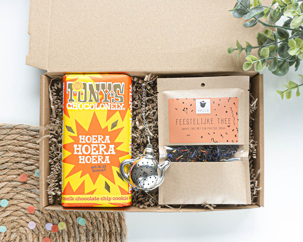 Brievenbuscadeau Feestje Per Post met Tony Chocolonely en feestelijke thee