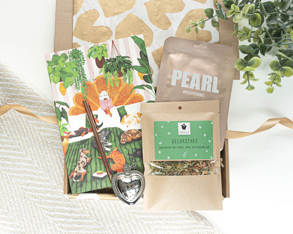 Brievenbuscadeau Geluk in de brievenbus met A5 notitieboek, rosé pen, geluksthee en pearl gezichtsmasker