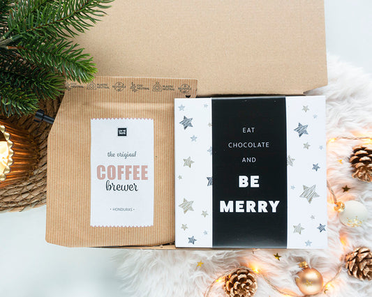 Brievenbuscadeau Kerst Koffietraktatie – coffeebrewer en chocolade in stijlvol zwart-wit-beige doosje met sterren