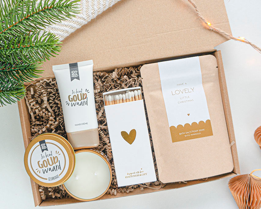 Luxe kerst brievenbuscadeau voor haar – Gouden Verwenmomentje met selfcare producten en warme feestelijke uitstraling