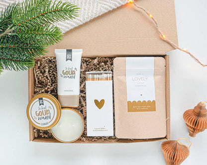 Brievenbuscadeau Gouden Verwenmomentje – kerstcadeau voor vrouwen met handcrème, geurkaars, badzout en lucifers in gouden stijl
