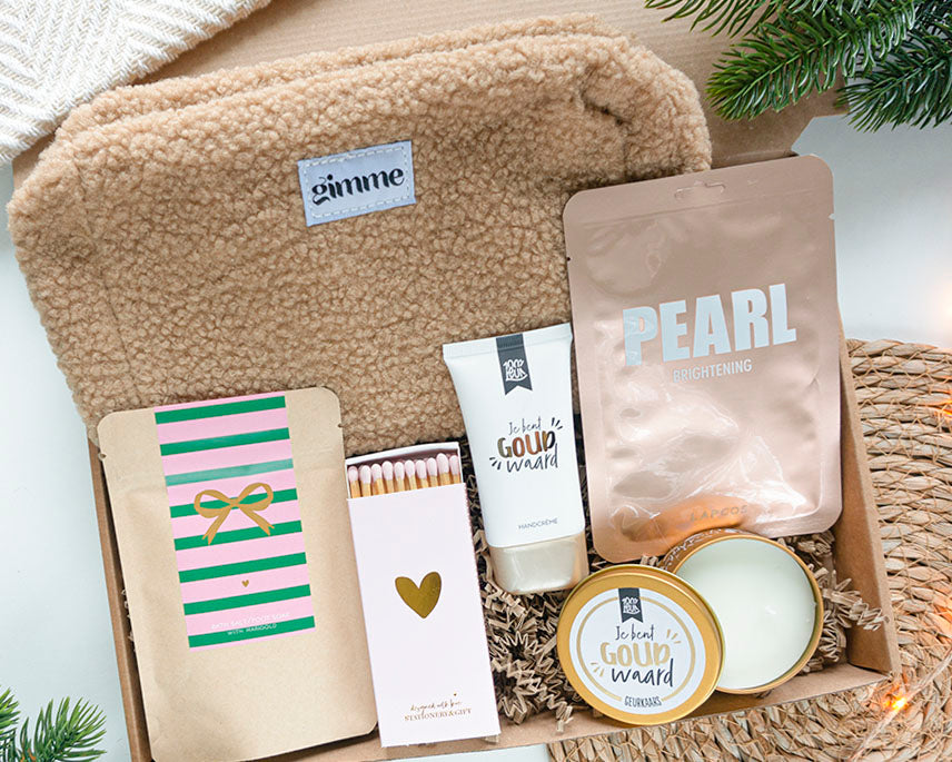 Warm en knus kerstcadeaupakket voor haar – brievenbuscadeau met luxe selfcare, geurkaars, badzout en zachte toilettas voor een ontspannend moment
