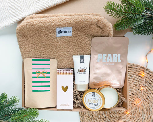 Knusse Kerst brievenbuscadeau voor vrouwen met selfcare producten zoals teddy-toilettas, handcrème, geurkaars en gezichtsmasker voor ontspanning en warme winterverwennerij