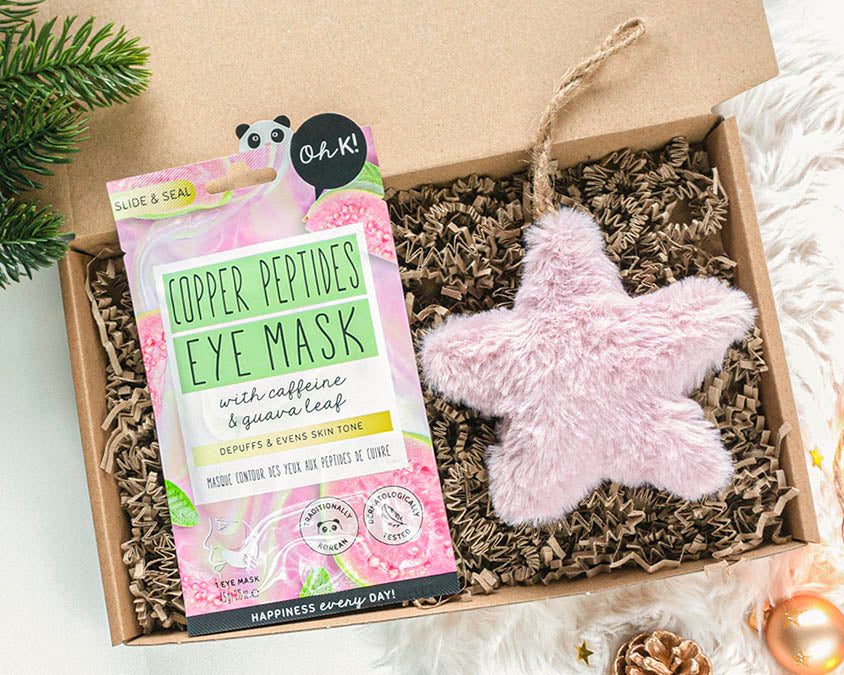 Klein kerstcadeau voor vrouw met hanger in stervorm en ontspannend oogmasker