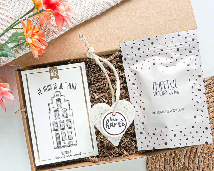 nieuw huis cadeautjes met daarin een geurzakje met de tekst je huis is je thuis, een zeephartje met de tekst van harte en een zakje thee