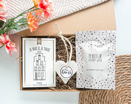 nieuw huis cadeau dat door de brievenbus past met leuke verhuiscadeautjes erin