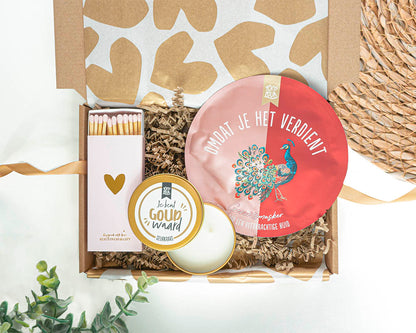 Brievenbuscadeau Omdat Je Het Verdient met gezichtsmasker pauw, geurkaars je bent goud waard en lucifers met goud hartje
