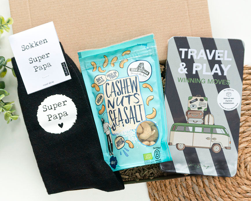 Brievenbuscadeau voor mannen met Super Papa sokken, cashew noten zeezout en Travel & Play magneetspel